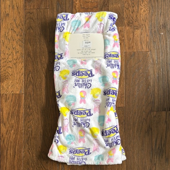 NWT White with Multicolor Easter Print Chillin with my Peeps blanket throw - Picture 4 of 4